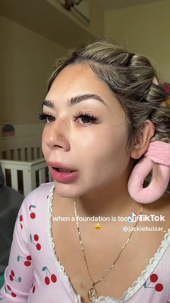 when you chose a super light foundation 😫😫 #kyliecosmetics #skintint #foundation #makeupproblems #fyp @Kylie Cosmetics @Kylie Jenner