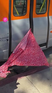 Percance de autobús y acto conmovedor . . . Sólo con fines de entretenimiento; filmado en espacios públicos. Sin afiliación con las marcas mostradas. Inspirado en hechos reales; algunos detalles pueden haber sido alterados en aras de la creatividad. Las actividades mostradas no deben reproducirse, realizarse ni imitarse. Consulte a profesionales para mayor seguridad. | Fabiosa: Hazlo más fácil