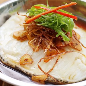 Full Recipe: http://themeatmen.sg/steamed-cod-fish-with-fried-garlic-and-ginger Cod fish is amazing! It is both nutritious and also a source of healthy fats. (we all love fatty meat don’t we?) That said, it sure is the healthier replacement for our favourite pork belly. During the steaming process, the fats and the aroma are slowly released… cod fish meat has a delicate texture due to the high fat contents. This simple fish dish will even grab the attention of non fish lovers. | The Meatmen Chan