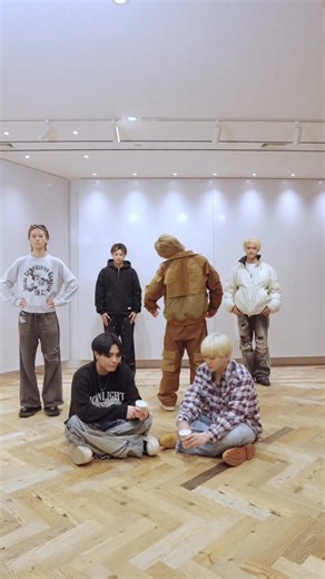 WOLF HOWL HARMONY on Instagram: "MASHIHO君と普通に会話しちゃってたけど 後ろすごいなw SUZUKI #背中男 #MASHIHO #WOLFHOWLHARMONY #WHH"