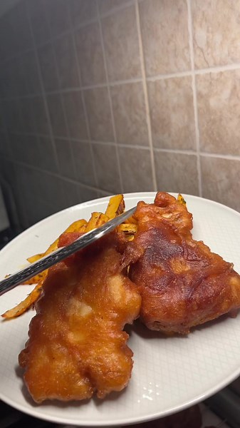 Hai sa incerci reteta de Fish & Chips! 🌊 O combinatie de peste proaspat imbracat in aluat, prajit pana la perfectiune, cartofi la cuptor cu sare, condimente si otet si sos tartar. Cu siguranta vei vrea sa mananci din nou :). Peste 🐟: • 3 pastravi medii (am preferat un peste proaspat din Romania, in schimbul codului congelat adus de peste mari si tari) Aluatul in care imbracam pestele este facut din: • 170g faina • 1 lingurita rasa de sare • 1 lingurita cu varf de paprika • 1 lingurita rasa de 