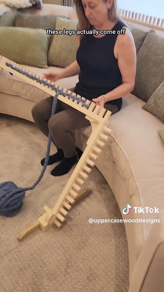 🧶✨ Comfort Power = The Loom You’ve Been Waiting For Say hello to the Pro Series Convertible Loom Table — where cozy meets capability. 💪 🪑 Knit seated from your fave chair (yep, even the couch or counter stool!) 🔁 Pivoting legs adjust height & angle to fit YOU 📏 Go from 46