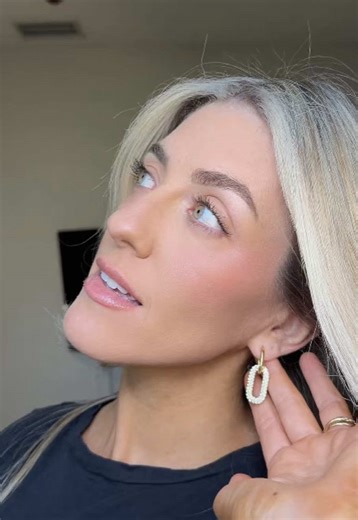 Paper clip earrings are so classy and elevated ✨ #earrings #jewelry #gold #shiny #fyp