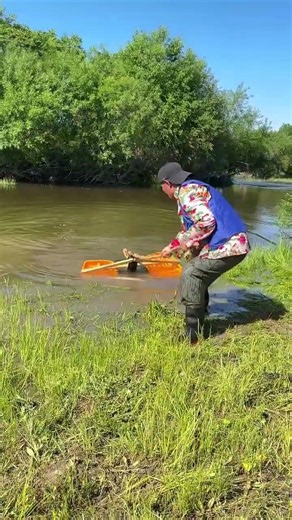 Cold day winter fishing Catching large fish from the icy flowing river with a big net#BigFishCatcher