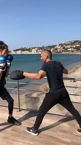 3.8K views · 94 reactions | Roger Goslan. Champion universitaire de boxe Anglaise. Sur la plage du Lido pour apprendre les techniques à Erwan qui est venu s’entraîner en cardio boxing. Sanary sur Mer, le 1er mars 2021. | Association des Commerçants de Sanary | Facebook