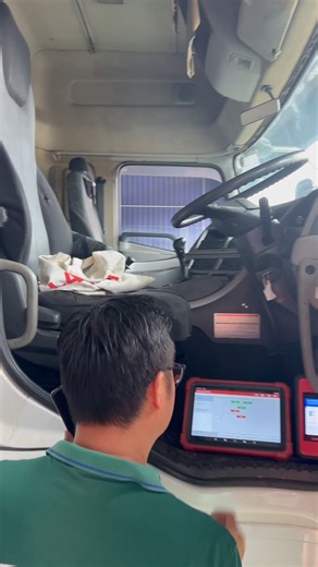 Here’s the 𝗫-𝟰𝟯𝟭 𝗣𝗥𝗢𝟯 𝗟𝗜𝗡𝗞 performing live lorry diagnostics with stable communication and accurate data. ⚙️🚛 #LaunchMalaysia #LaunchTech #X431Pro3Link #HeavyDutyDiagnostics #AutomotiveTools | LAUNCH Malaysia