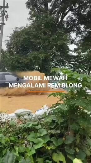 Detik-detik Rem Mobil Blong di Pacet Cangar