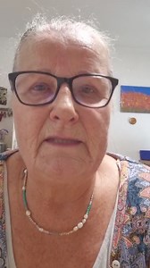 Meine Mama liebt Rosenwasser und das merkt man in jedem einzelnen Tropfen. Ohne große Planung, ganz spontan, hat sie dieses Video für euch aufgenommen, weil sie mit ganzem Herzen dahintersteht und euch unbedingt zeigen wollte, was sie so sehr begeistert. Sie ist einen weiteren Schritt gegangen mit Hingabe, Liebe und dem Wunsch, nur das Beste mit euch zu teilen. Ich bin so unglaublich stolz auf meine Mama. Ihre Leidenschaft, ihre Natürlichkeit und ihr Mut inspirieren mich jeden Tag aufs Neue. Dan