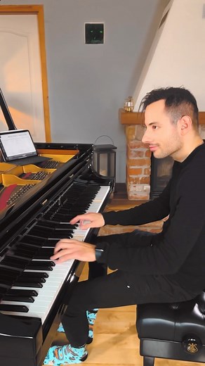 Peter Bence on Instagram: "How to play a 4-hands piano piece with only 2 hands... 😎 #piano #steinway #spirio"