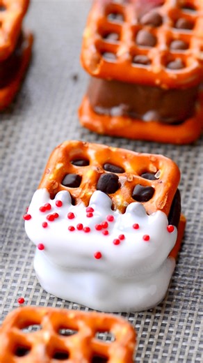 1.8K views | Candy Bar Pretzel Bites are easy to make with mini candy bars sandwiched between pretzels. Perfect for cookie exchanges or to give as gifts! #candybars #pretzelbites #adventcalendar | The Gunny Sack | Facebook