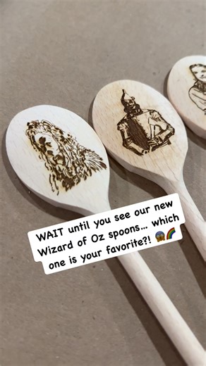 We got NEW spoons in!! 🥄💚 And not just any spoons… Wizard of Oz–themed spoons straight from the Yellow Brick Road! 🌈✨ From ruby slippers to flying monkeys, each one is hand-designed with magic, nostalgia, and a little bit of Oz charm. I’m obsessed — but I want to know… 👉 What do YOU think of these Wizard of Oz spoons? Which one is your favorite? 💛🏰🌀 ⸻ #WizardOfOz #HandmadeSpoons #CustomSpoons #KitchenMagic #MixMatchedCreations #YellowBrickRoad #MovieMagic #GiftIdeas #CollectorItems #Small