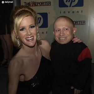 554K views · 3K reactions | Su personaje de “Mini Me” fue su gran salto al estrellato, pero pronto sería conocido por otras facetas mucho menos agradables. Verne Troyer era un pequeño gran actor, pero también tenía un lado oscuro que terminaría pasándole la cuenta. Y cuando llegara su trágico final, sería su amigo Mike Myers quien más lo lloraría. | íconos | Facebook