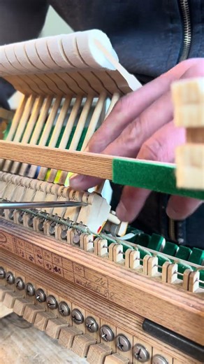 Remontage des marteaux d’un piano droit (atelier 1847) #piano #pianorepair #pianotechnician