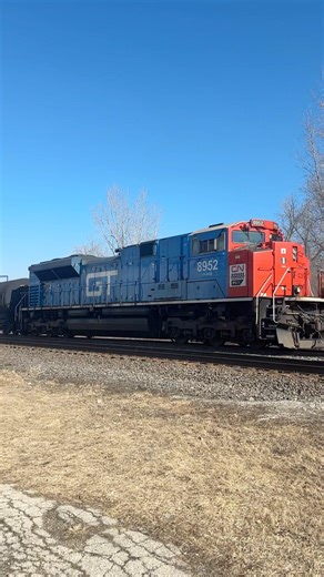 CN 8952 GTW Heritage on rear of northbound!