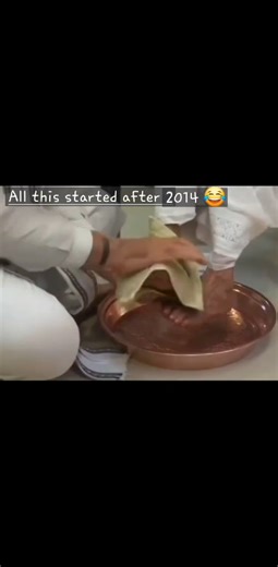 PM Modi serving his Mother with Videographer Filming the whole Activity. Note : Before 2014, People did not get the Opportunity to View PM Modi's Noble & Selfless Service to his Mother. #ModiHainTohMumkinHain #MasterstrokeByModi | News Today Channel