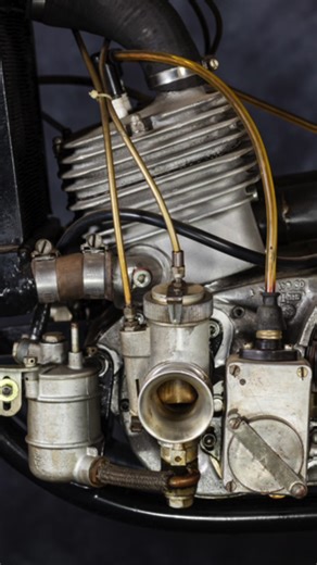 En 1961, un piloto cruzó el Telón de Acero con una maleta. Dentro no había ropa. Había el secreto que cambió el motociclismo para siempre. El motor de dos tiempos dejó de ser un simple ciclomotor barato para convertirse en una máquina salvaje, ligera, rabiosa y brutalmente eficaz. Resonancia, ondas de presión, escapes que “cantaban”… Ingeniería pura aplicada sin válvulas, sin árboles de levas, solo física. El resultado: 👉 más potencia específica que cualquier cuatro tiempos 👉 campeonatos del m