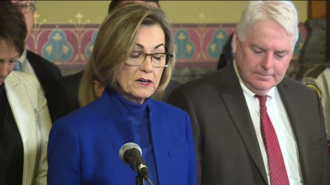 Gov. Reynolds signs 'hands-free' distracted driving bill into law