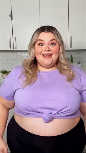 🦗🍽️ When diet meets courage (and a pinch of madness)! 😮 In this video, you’ll discover that eating giant locusts and mealworms isn’t just a test of strength, it’s also a “healthy” source of alternative protein! 💪 Between crunchiness and a hint of disgust, this experiment shows that the future of food might just… buzz! 🐜 A video of pure gastronomic madness. | Immagina AI Dream