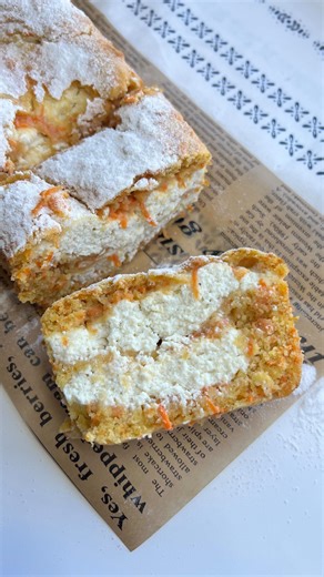 🥕 Easy carrot cake with a cottage cheese swirl – light, sweet & delicious Ingredients: For the carrot batter: 1¾ cups finely grated carrots (about 2 medium) 2 eggs ½ cup sugar (up to ⅔ cup if you like it sweeter) ½ cup neutral oil (like canola or sunflower) 1⅔ cups all-purpose flour 2 tsp baking powder Pinch of salt 1 tsp cinnamon (optional but cozy) ⅓ cup raisins or chopped nuts (optional) For the cheesecake layer: 7 oz (200 g) soft cream cheese or smooth cottage cheese 1 egg 2–3 tbsp sugar 1 