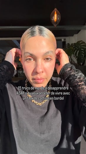 Fatima Ftaich| Selfcare | Mental health | Lifestyle on Instagram: "1. Checker ton horloge à 3h12 du sbah et calculer combien d’heures il te reste à dormir. Ça met ton corps en alerte. Dors sans horloge, respire et laisse-toi aller. Pas de calcul mental mid night baby 2.Fake des «ça va» comme tu respires, alors que ta mâchoire est pincée comme les poches de ton ex 😭. Ton corps sait que tu mens. Desserre ta mâchoire déjà et ose dire «en vérité, je sais pas » 3.Tu prépares à manger pour tout le mo