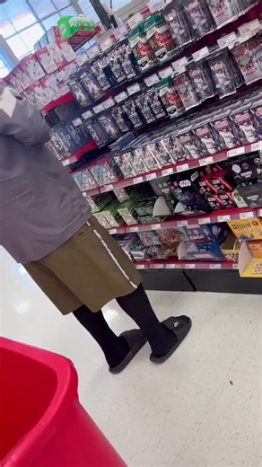 He really punctured all of the packs at Target 😤What would you do if you saw this?🎥: FB/Jesse Medina