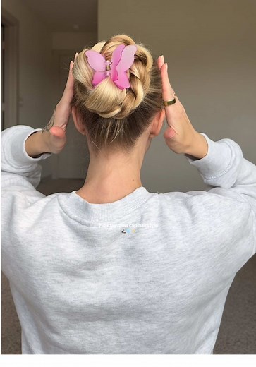 Holiday claw clip hairstyle ❄️✨⛸️#hair #clawclip #holidayhair #easyhairstyles #hairinspo