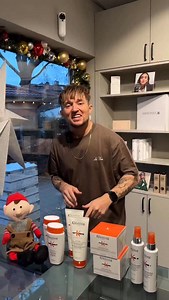 Vind en klipning hos mig! ✂️ Reklame // I anledningen af 4. søndag i advent - og juleaften lige om hjørnet - har du nu mulighed for at vinde en klipning af mig, for dig og en du holder af! Du får både klipning, kur og en masse lækre produkter fra Kérastases Nutritive serie. Samlet set har præmien en værdi på 6.000 kr! Det vil foregå tirsdag d. 27. januar 2026! 🎅🏽 For at deltage skal du: ❤️ Like den video! 📱 Følge mig og @nordichairconcept 📝 Fortæl mig i kommentarfeltet, hvem du vil tage med!