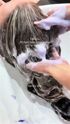 This is why your hair lasts longer when your hairdresser does it 😇 ✨Double shampooing -First wash breaks down the oils & buildup, Second wash actually cleanses the scalp ✨Using the right shampoo for your hair type ✨The amount of tension ✨Rinsing out properly ✨Not overusing products and choosing the correct ones ✨Focus on blowdrying the roots - Ensure the hair is fully dry as trapped moisture can lead to oily hair It’s not just “washing hair” knowing how to care for your hair is what makes the d