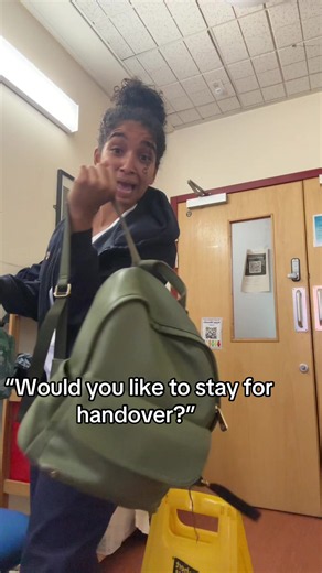 Would you stay for handover? Student nurse answers about extra 30 minutes