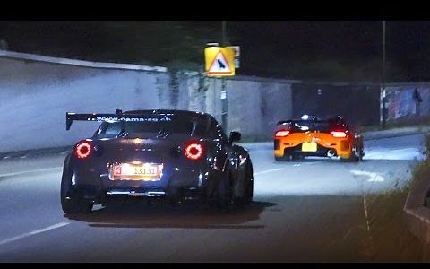 大街上的Veilside改装的RX7和Liberty改装的GTR