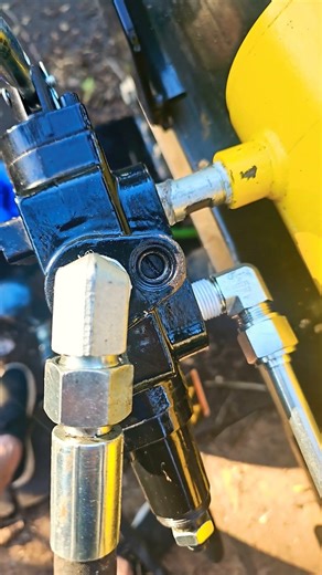 Champion log splitter return valve leak. Is it missing a plug or cap or what?