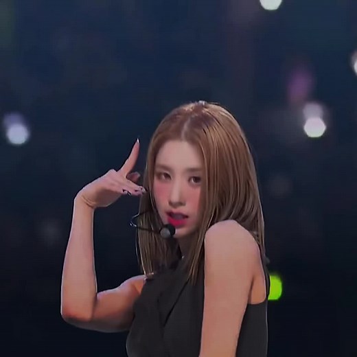 Emotional Reactions of Ulzzang Girls - Heejin & Hyunjin from LOONA