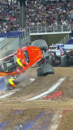 El Toro Loco Crash #freestyle #monsterjamworldfinals #monstertruckjump #monstertruck