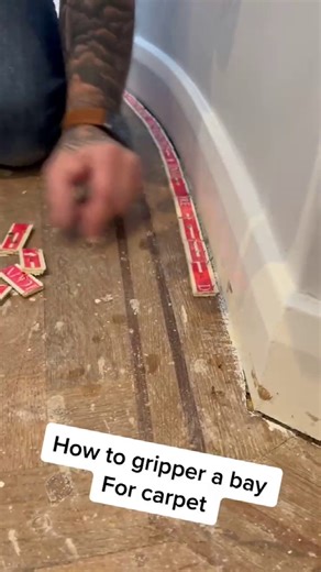 How to stretch tuck and scrub carpet #flooring #homeimprovement #fyp #diy #5minutecrafts | Skirting 4 U