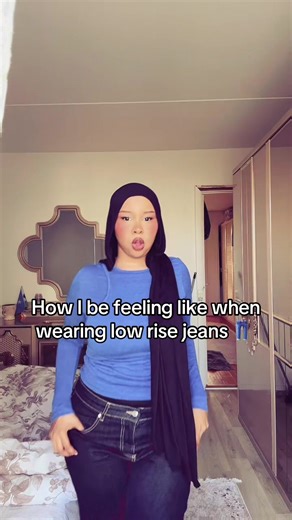 Embracing 00s Style with Low Rise Baggy Jeans