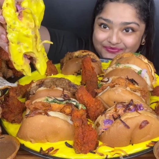 Cheese burger noodles 🤤💓 ‪@MaddyEats‬ #mukbang #asmrfood #eatingshow #cheese #burger#noodles