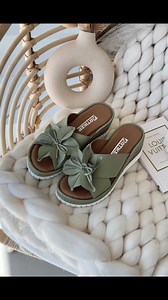 Dámske kožené sandále nájdete tu 👟🛒🥰 https://www.naj.sk/slapky/kozene-damske-sandaly-na-klinu-s-dekorativnim-kvetinou-artiker-52c0503-zelene/ | Topánky a Kabelky - Naj.sk