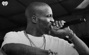 "R.I.P"一代说唱传奇陨落，DMX被众人送行，现场粉丝爆满音乐响起。