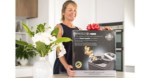 7 comments | Instead of throwing away hundreds of dollars of food every year, turn your food waste into natural nutrient-rich mulch for your garden. No more are the days you cringingly scape the scaps from your dinner plate into the garbage. It's time to go eco. | Food Cycle Science | Facebook