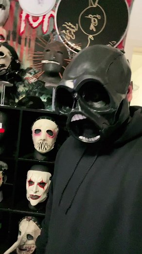 Probando la nueva máscara de Sid Wilson