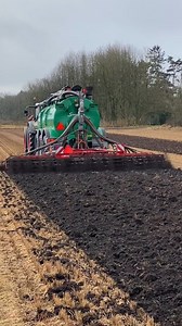 MAQUINA ESTERCOLADORA Un esparcidor de estiércol o compost es una máquina agrícola que se utiliza para distribuir el estiércol o el compost en el suelo de manera uniforme. Esta máquina está diseñada para esparcir el estiércol o el compost en la tierra de manera controlada, impidiendo la formación de montones y permitiendo que el material se mezcle con la capa superior del suelo. Los esparcidores de estiércol o compost se utilizan comúnmente en la agricultura para aplicar nutrientes y mejorar la 