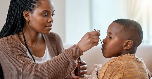 Remédio para gripe infantil: 9 opções seguras e como tomar