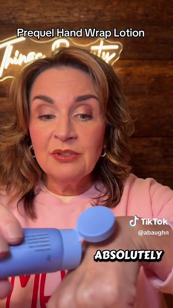 Prequel puts an end to dry hands this winter. The Hand Wrap Lotion prevents moisture loss after hand washing. Perfect for anyone on your list this Christmas season! 🎄@Prequelskin #handlotion #stockingstufferideas