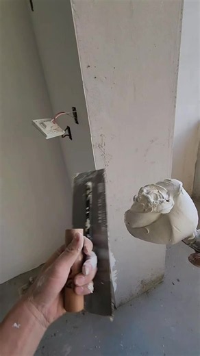 ¿Cómo lograr esquinas perfectas al empastar una pared? 🚧✨ El arte de los acabados en la construcción requiere técnica, mucha paciencia y el manejo correcto de la llana. En este video te muestro el proceso exacto aplicando masilla paso a paso para conseguir una pared completamente lisa y sin imperfecciones. Las esquinas siempre son la parte más difícil de nivelar al trabajar con drywall o yeso, pero con el ángulo correcto, la cantidad exacta de material y un pulso firme, el resultado final es in