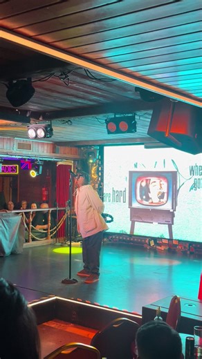 This amazing crowd raising the roof at Morgan’s tavern! To come and see the show for yourself, check my profile for show days and times pinned at the top 👉🏼 When will we see you in the crowd😎#benidorm #liamgallagherbenidorm #oasisbenidorm #benidormtribute #liamgallaghertribute