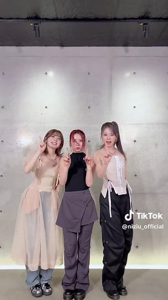 RISE UP リリース記念生配信 - NiziU Fans Unite!