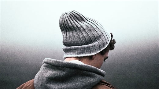 Adiós al gorro de lana mal puesto: las tres formas de usarlo en otoño y en invierno