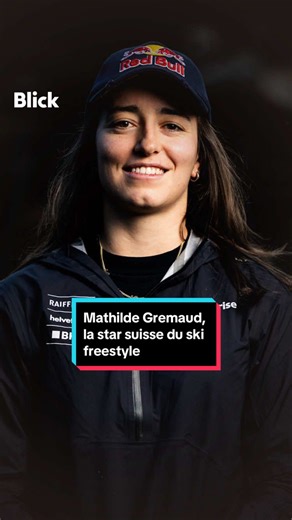 Mathilde Gremaud, figure incontournable du ski freestyle, s’apprête à défendre son titre olympique aux Jeux d’hiver de Milan-Cortina 2026. Médaillée d’or en slopestyle à Pékin, elle avait déjà marqué l’histoire en devenant, à 18 ans, la plus jeune médaillée olympique suisse en freestyle à PyeongChang. Portrait de la star suisse du ski freestyle. #ski #jo #freestyle #sinformersurtiktok #blick