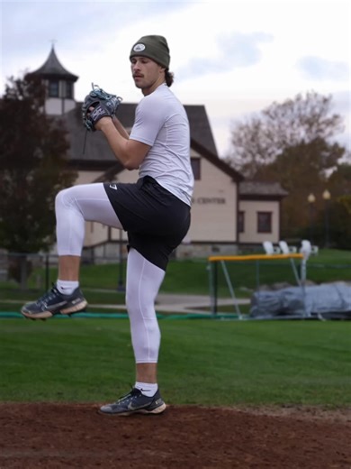 A must-have for baseball players—dynamic sleeve that supports elbow & shoulder to help reduce arm strain. | The Kinetic Arm