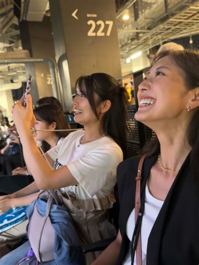 尾花貴絵 KIE OBANA | 🐮 . 大好きな人達との旅の思い出。 in HOKKAIDO🌽 あー、写真や動画見返すだけで面白い。笑 (載せてないのがいっぱいあるのよね) 泣くほど笑ったなぁ〜!!!! 年齢や性格バラバラだけど一緒にいて落ち着く友達。 @asuka.kuramochi_official... | Instagram